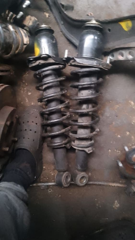 avensis 05 back shock